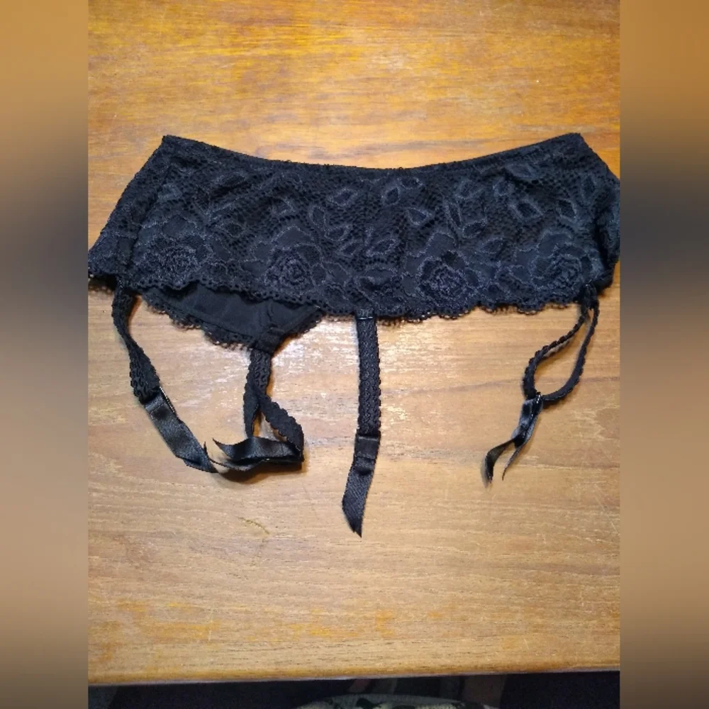 La Senza 2-Piece Black Lace Bra (34D) & Garter Belt, Medium - Picture 12 of 14